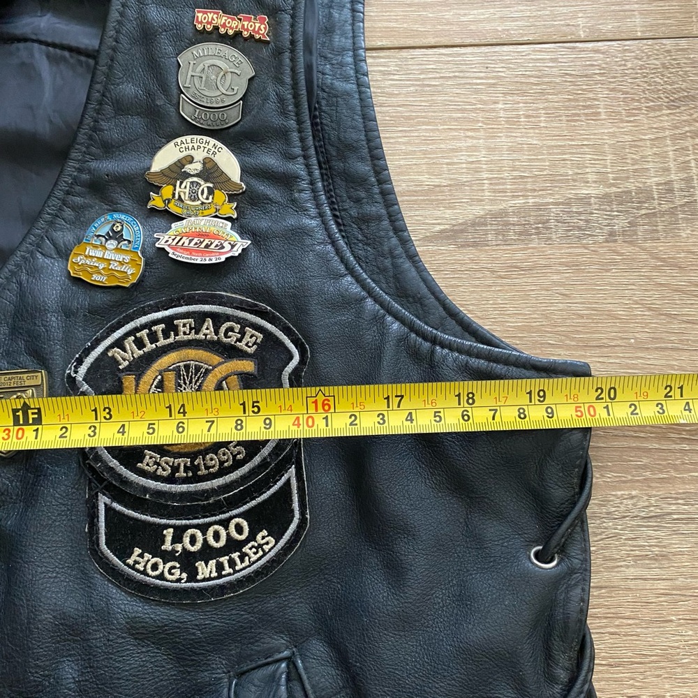 2009 HARLEY DAVIDSON Leather Motorcycle Biking Vest with Patches and Pins - Picture 5 of 16